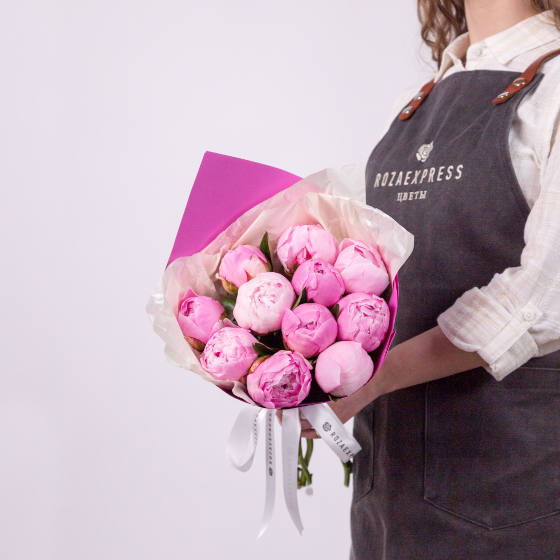 заказать букет 11 розовых пионов