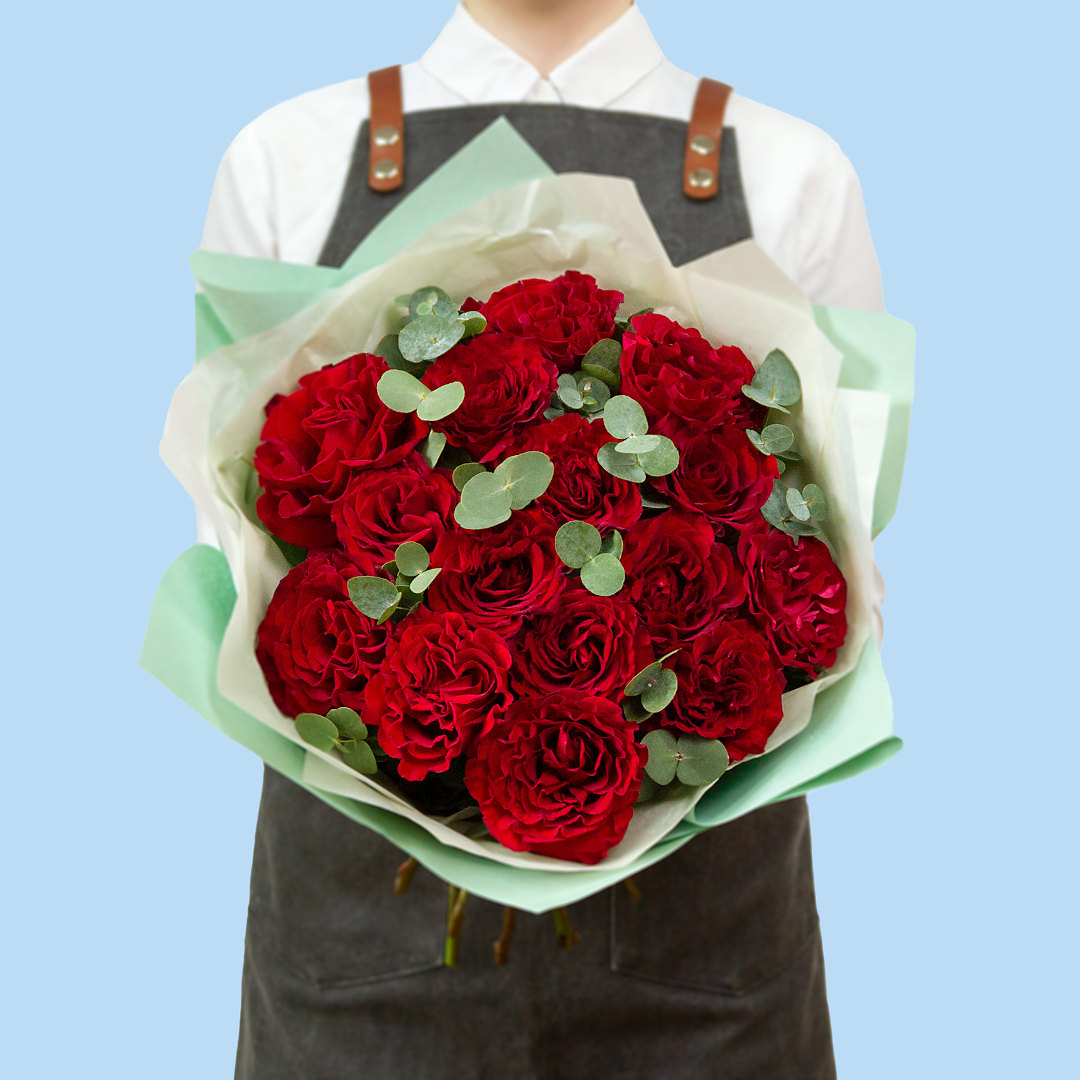 заказать букет Розы Хартс и эвкалипт