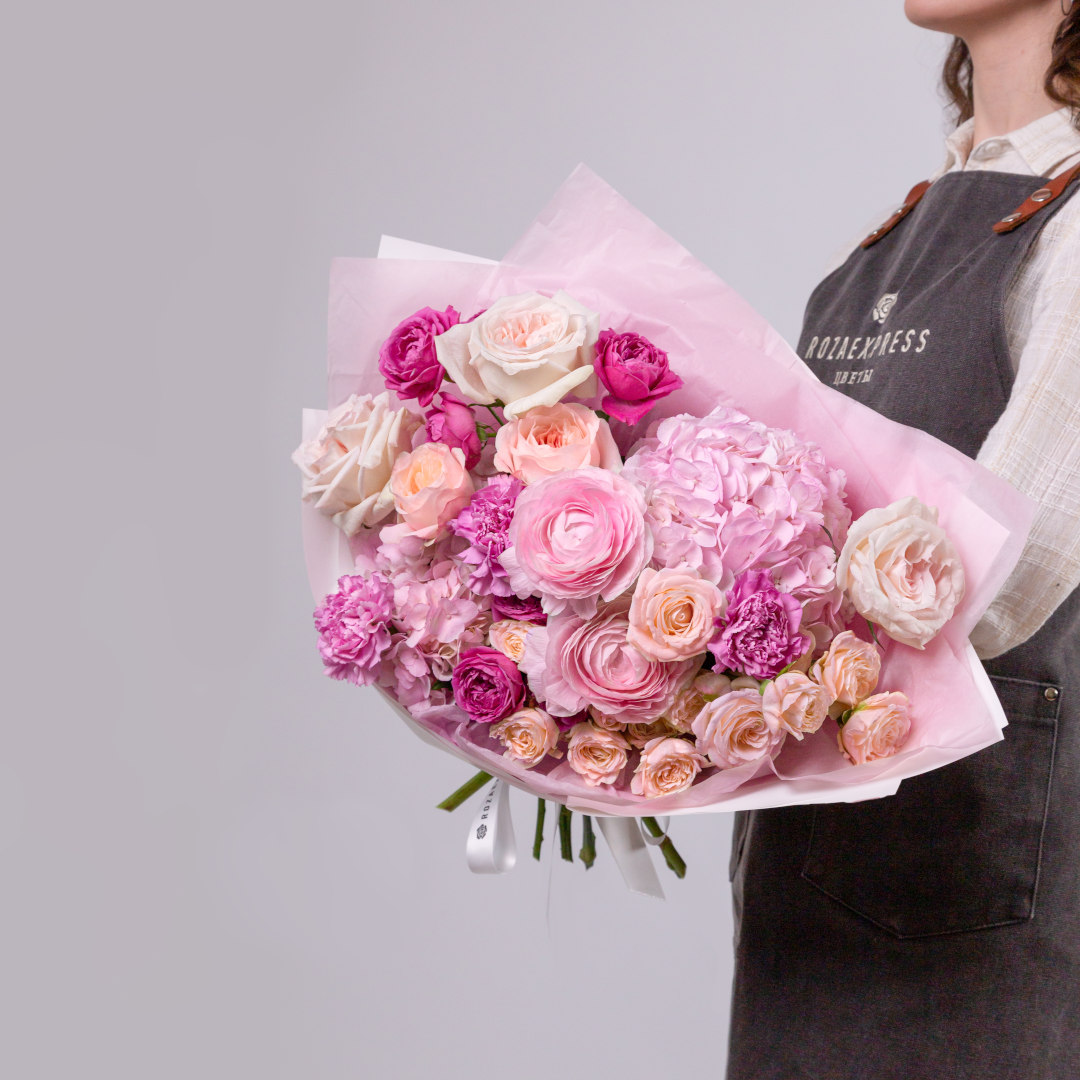 заказать букет Ранункулюсы и роза Бомбастик