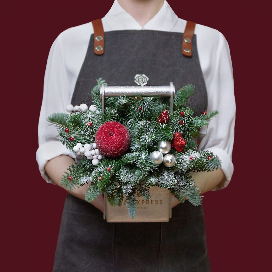 заказать букет Серебряный ящик с яблоком