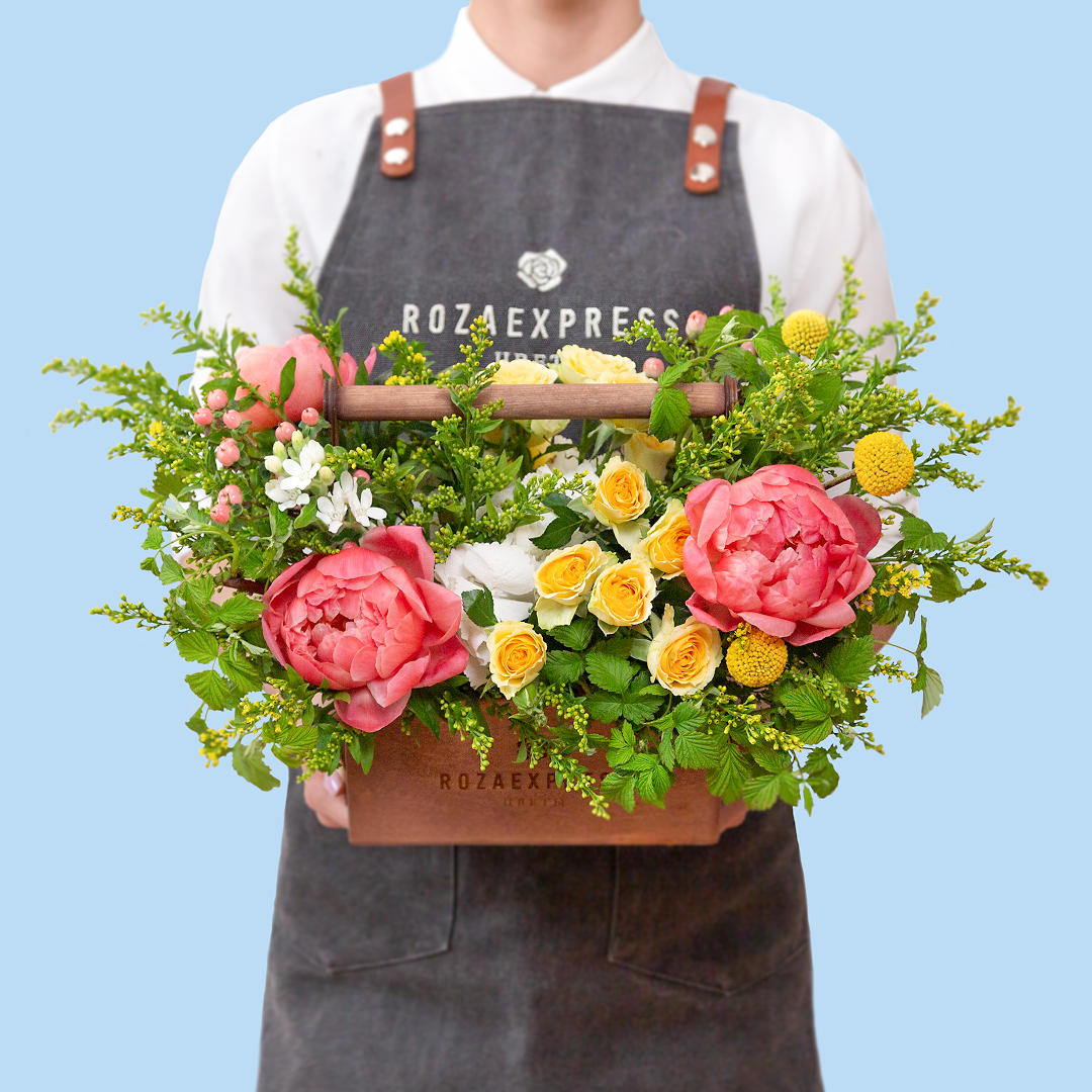 заказать букет Ящик с пионами Корал шарм