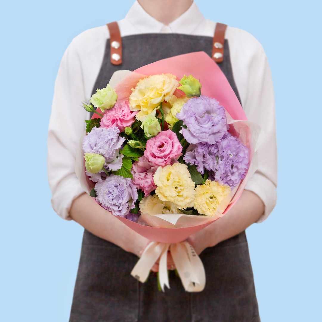 заказать букет Лиловая эустома и малина