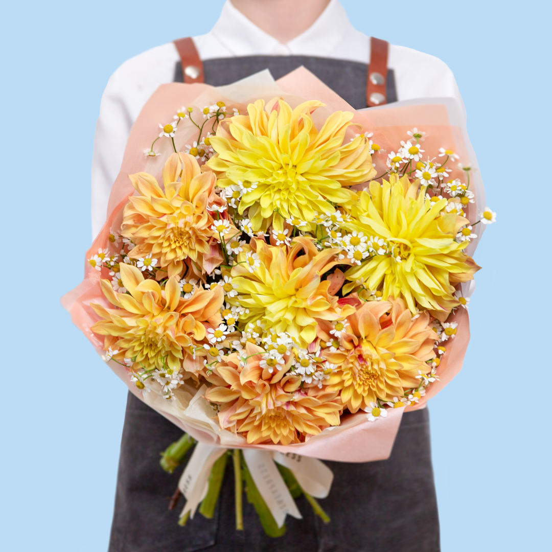 заказать букет Желтые георгины и ромашка