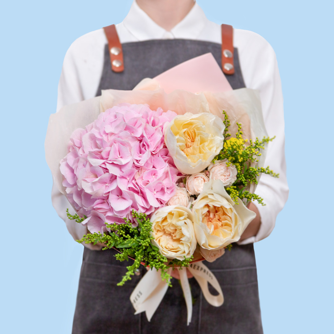 заказать букет Розовая гортензия и розы Евгения