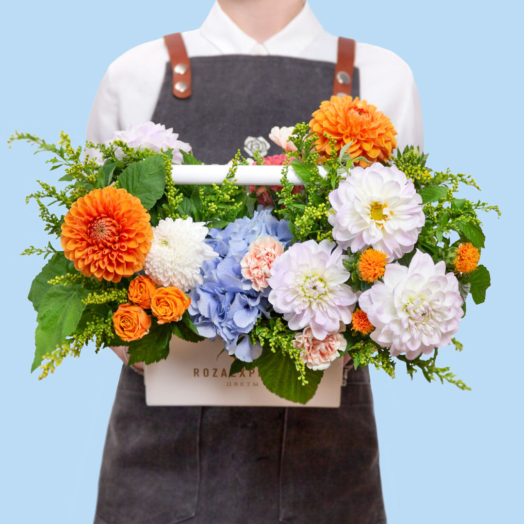 заказать букет Ящик с голубой гортензией и георгинами