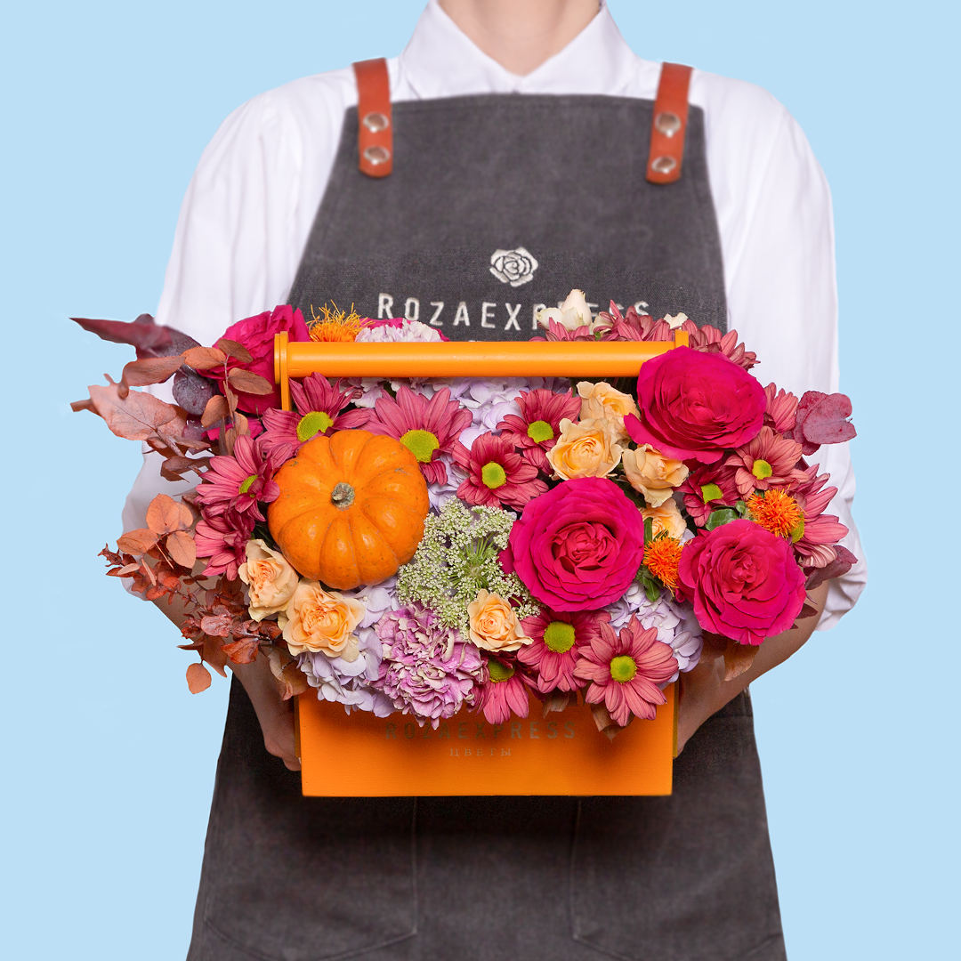 заказать букет Оранжевый ящик с розами и тыквой
