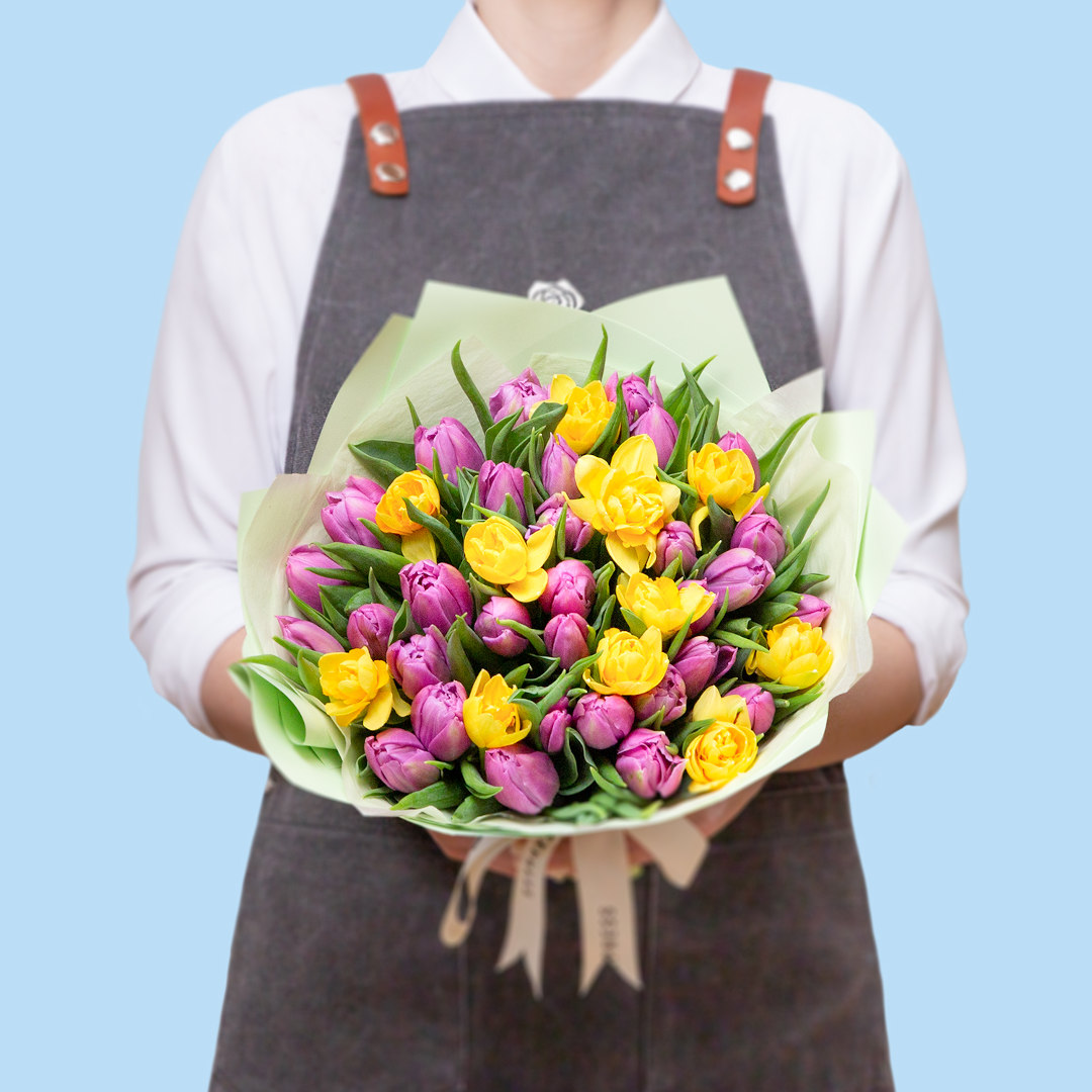 заказать букет Желтые нарциссы и сиреневые тюльпаны