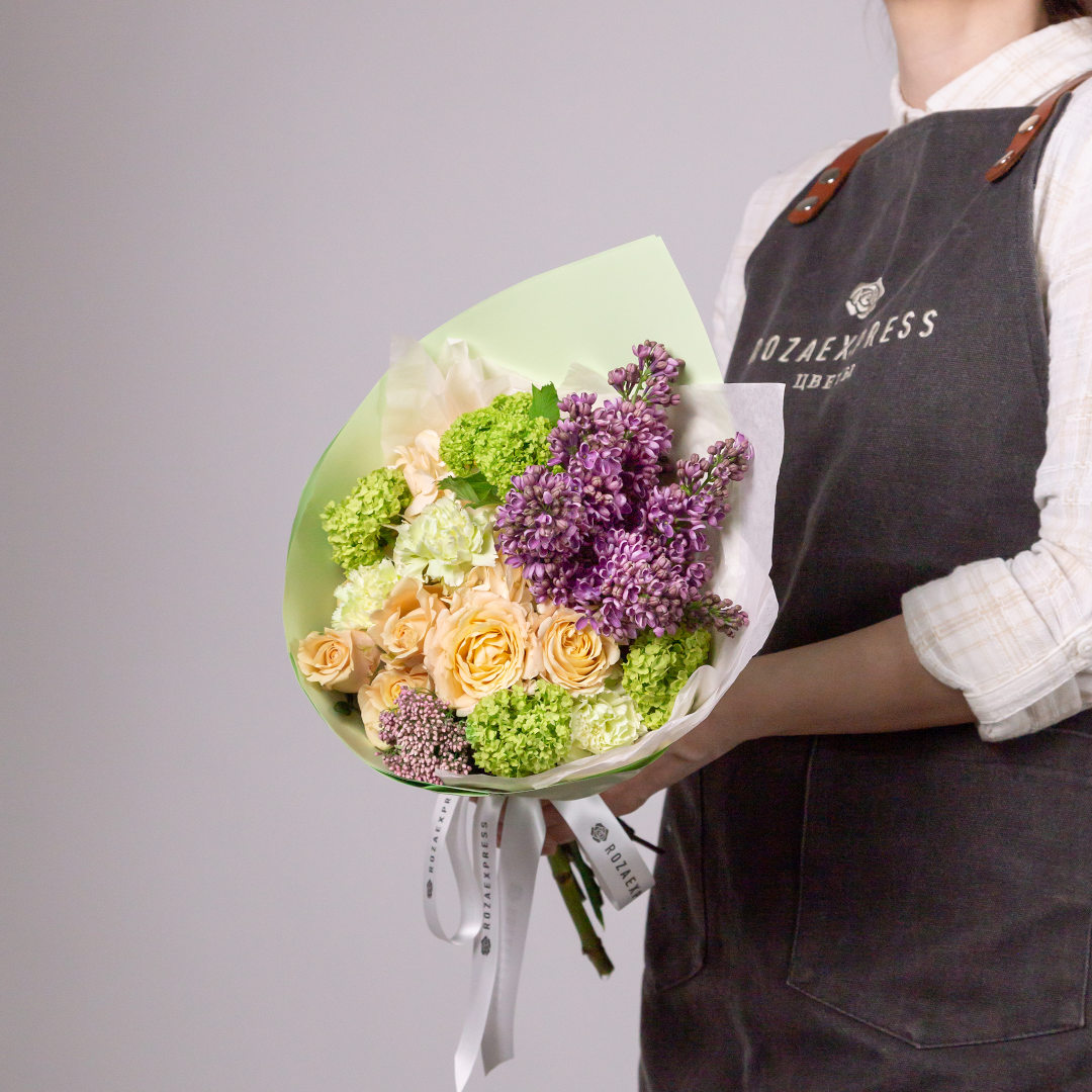 заказать букет Розы Сахара и гвоздики лайм