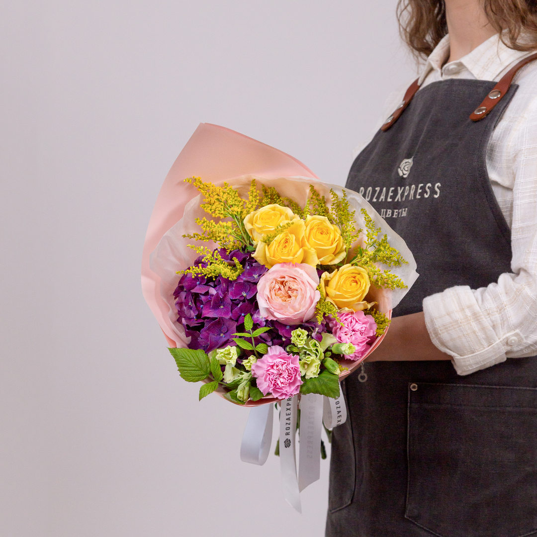 заказать букет Кустовая роза Еллоу Баблз и пурпурная гортензия