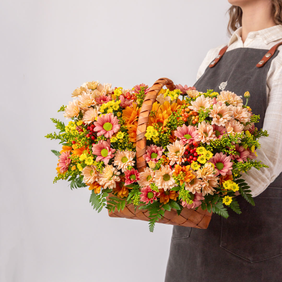 заказать букет Корзина с кустовой хризантемой и солидаго