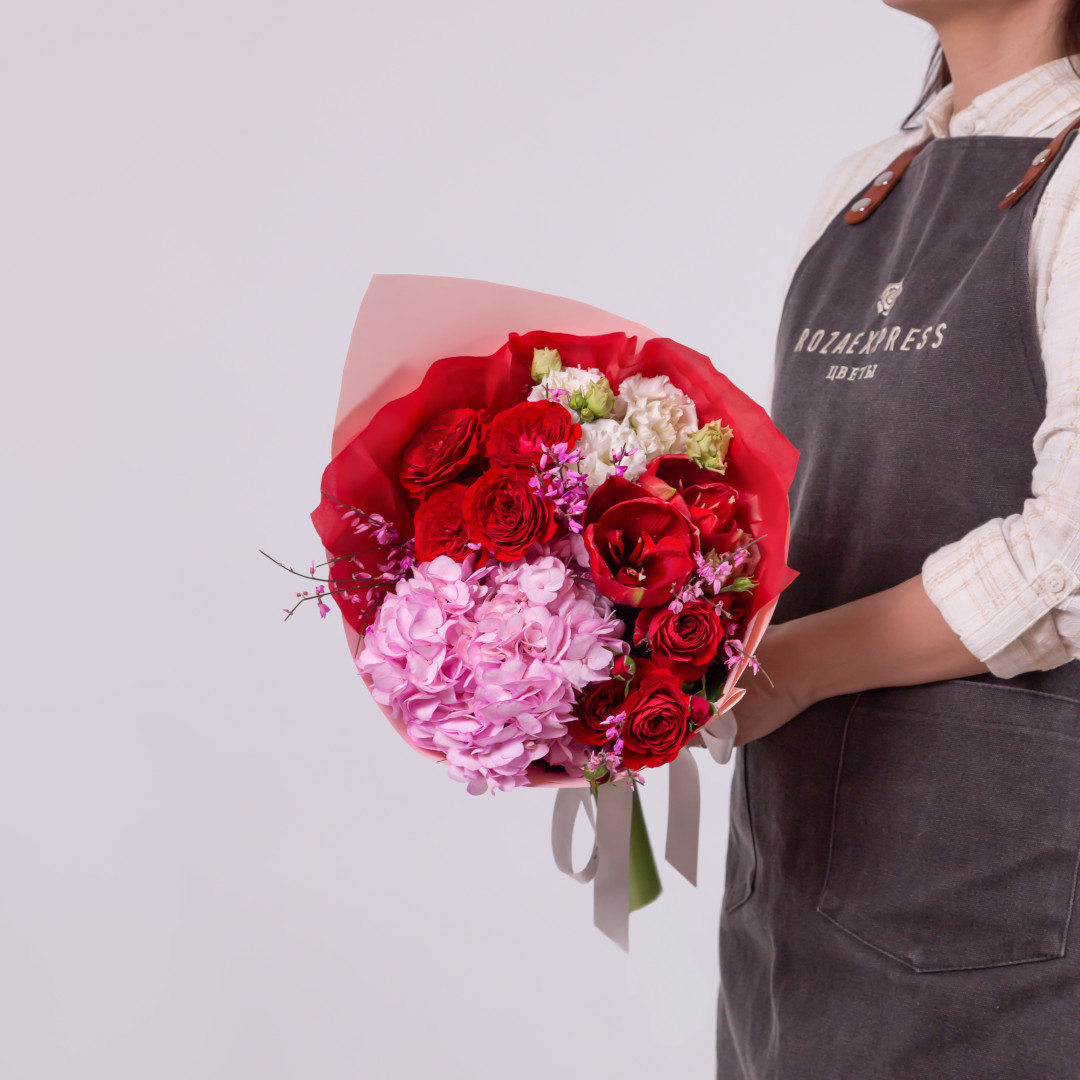 заказать букет Розовая гортензия и амариллис