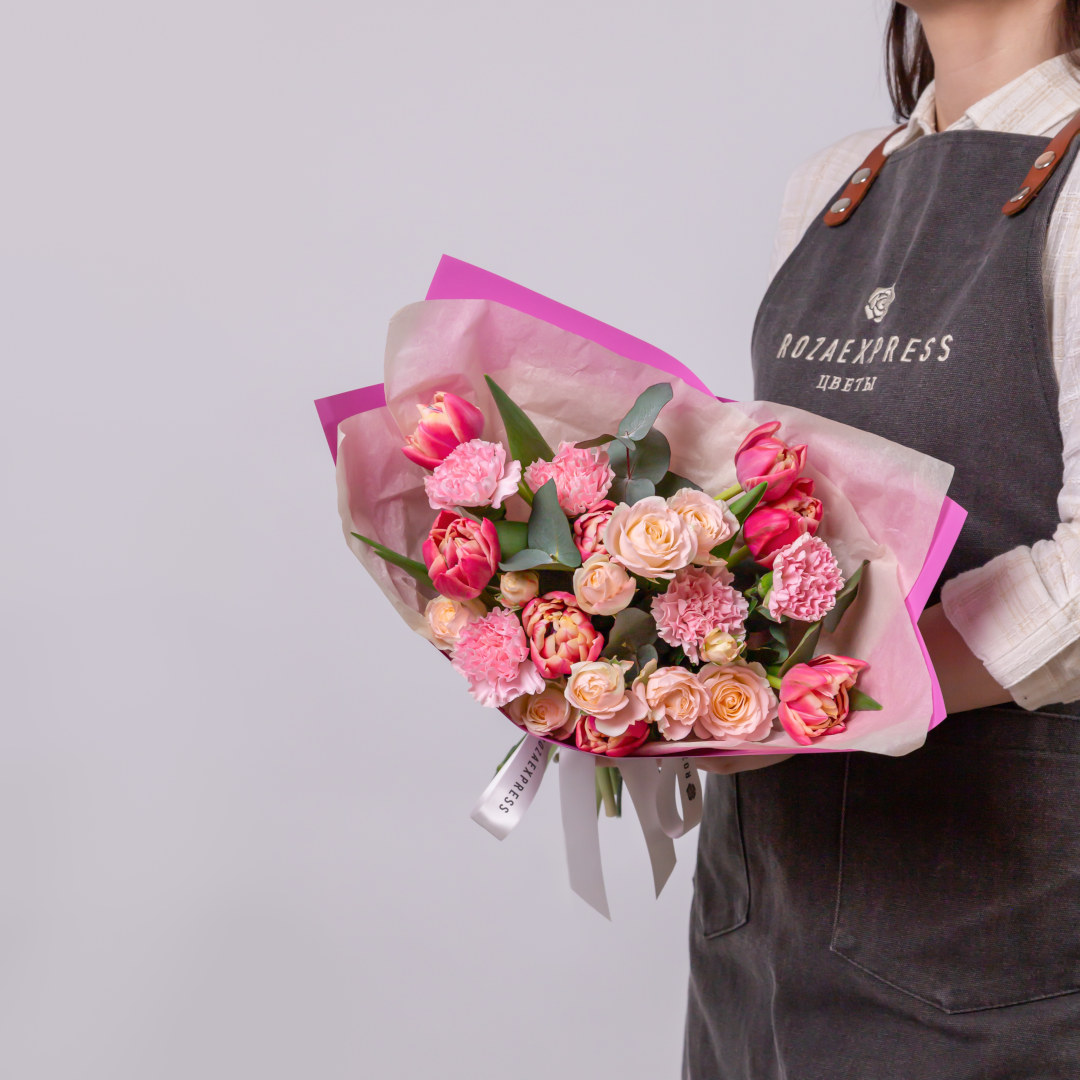 заказать букет Розовая гвоздика и тюльпаны