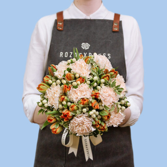 заказать букет Оранжевые тюльпаны и гиперикум