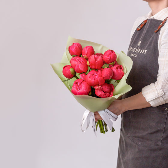 заказать букет 11 коралловых пионов