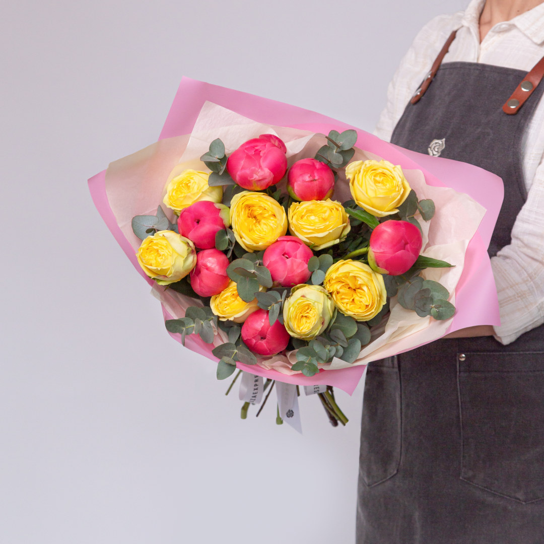 заказать букет Желтые розы и пионы Корал Шарм