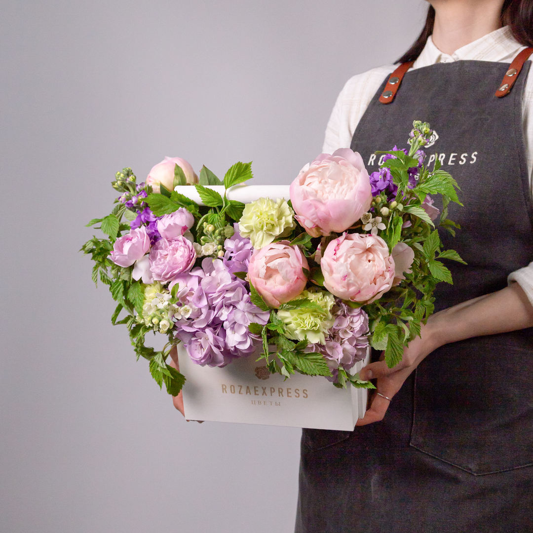заказать букет Белый ящичек с розовыми пионами