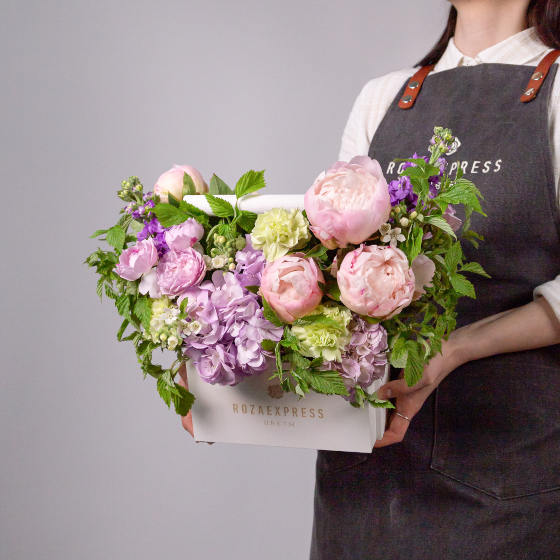 заказать букет Белый ящичек с розовыми пионами