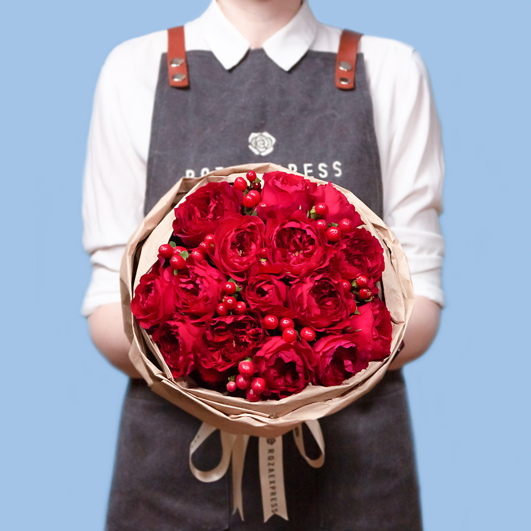 заказать букет Розы Тесс и красный гиперикум