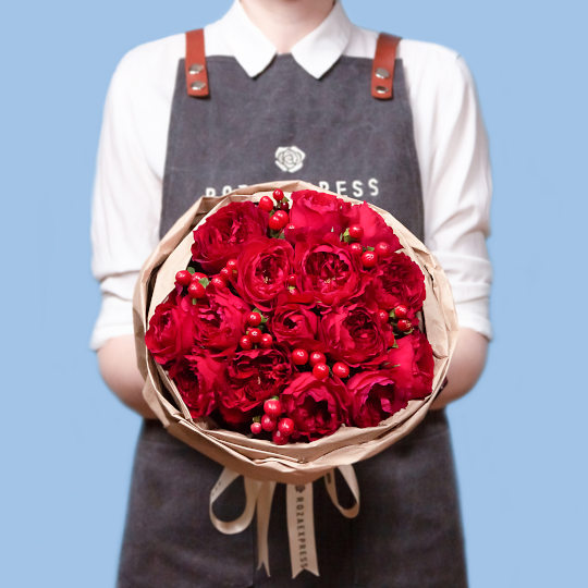 заказать букет Розы Тесс и красный гиперикум