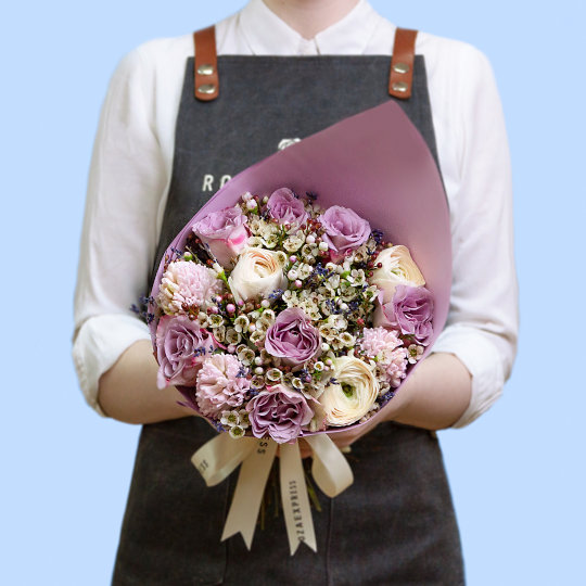 заказать букет Розы Мемори Лейн и ранункулюсы