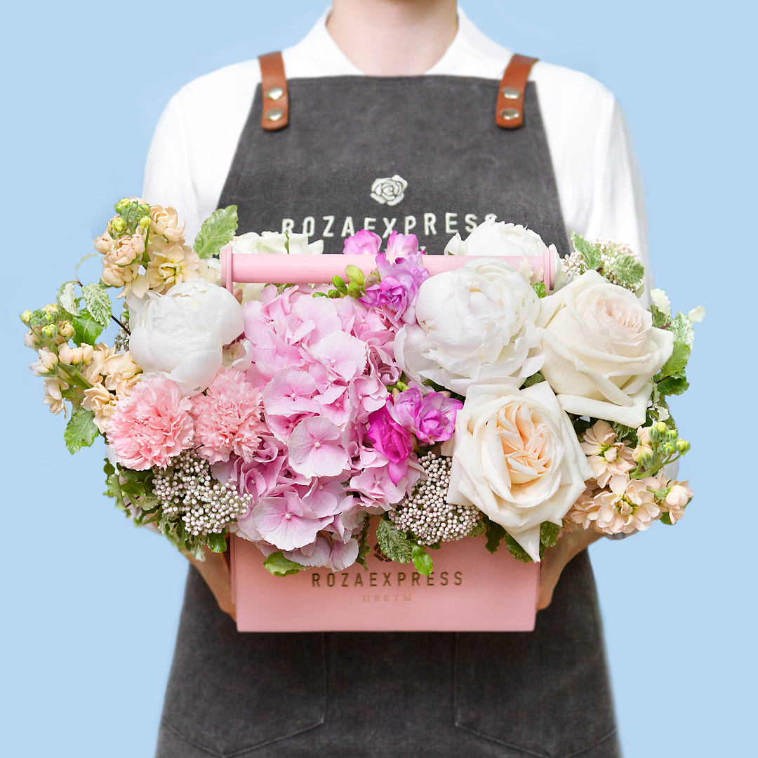 заказать букет Ящик с пионами Боул оф Крим и розами Вайт Охара