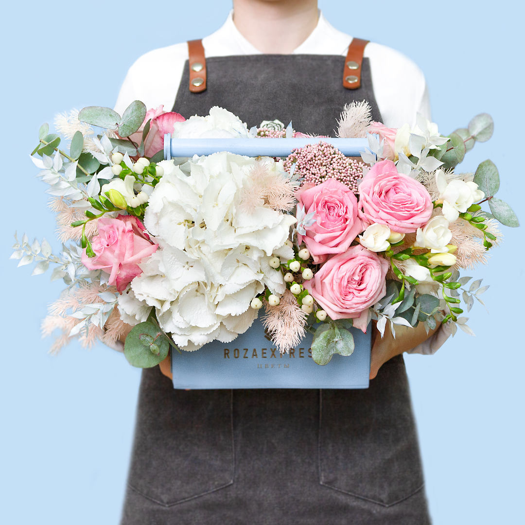 заказать букет Ящик с розами Пинк Охара и гортензией