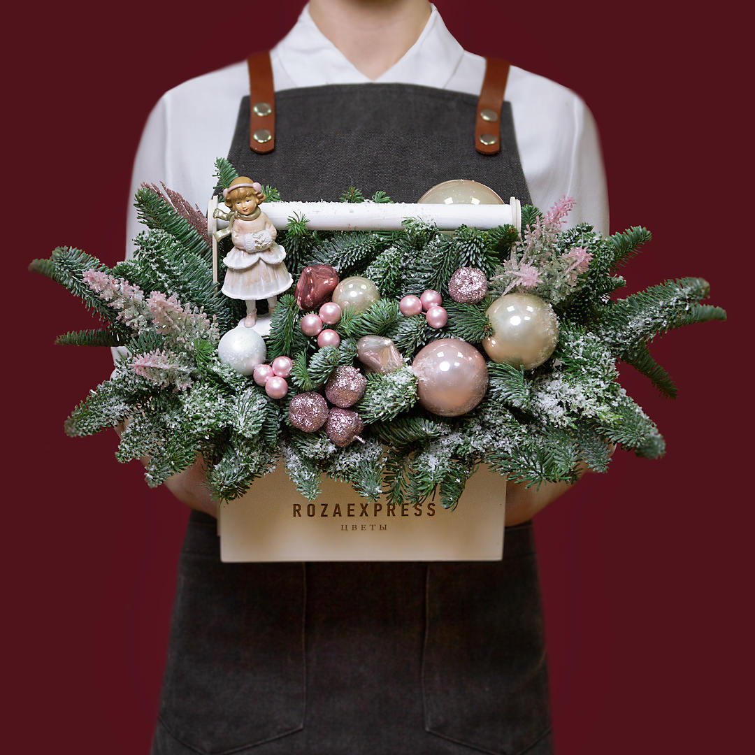 заказать букет Белый ящик с девочкой