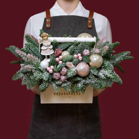 заказать букет Белый ящик с девочкой