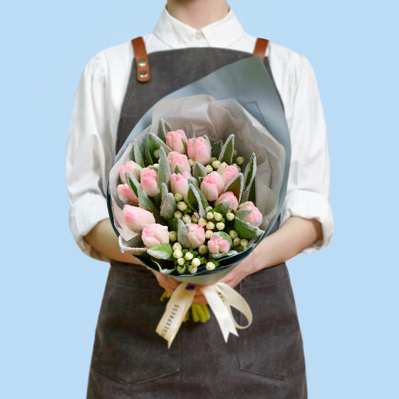 заказать букет Заснеженные тюльпаны и гиперикум