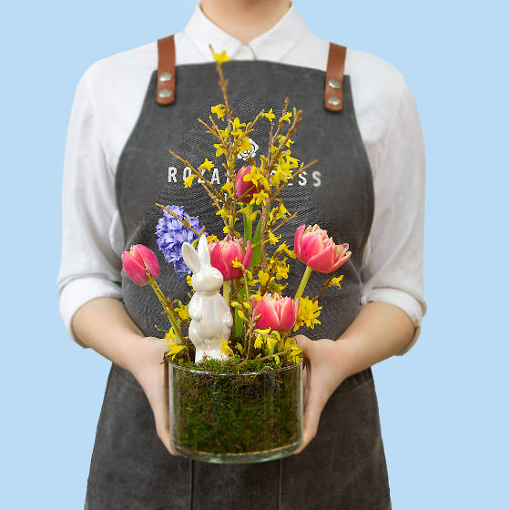 заказать букет Ваза с зайцем и тюльпанами