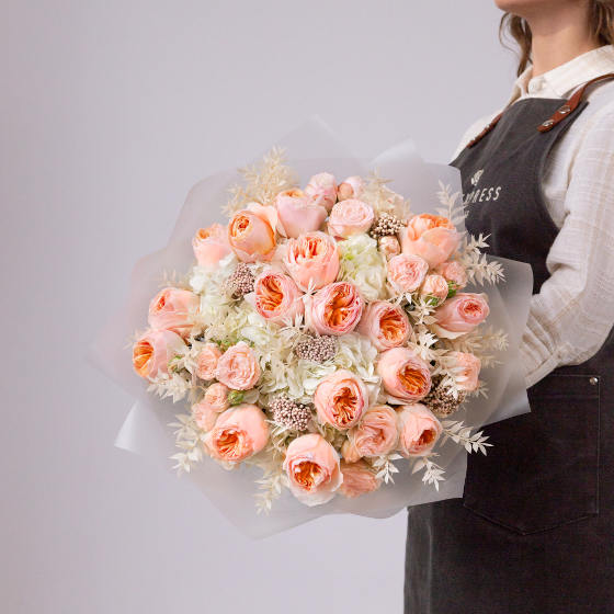 заказать букет Розы Джульетта и белая гортензия