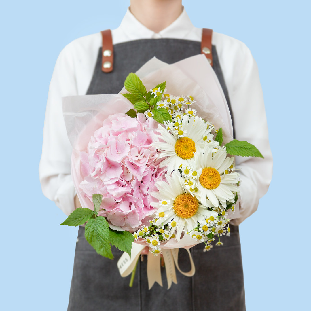 заказать букет Розовая гортензия и ромашка
