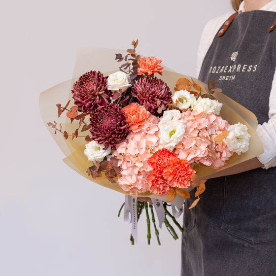 заказать букет Персиковая гортензия и хризантема Бигуди