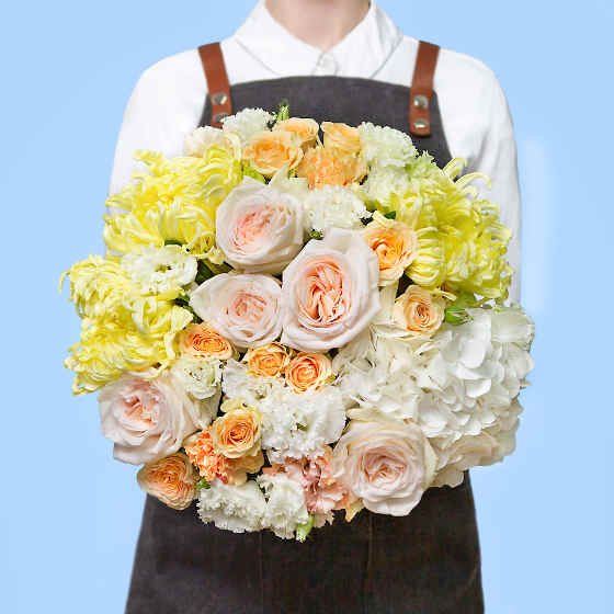 заказать букет Хризантема Виена и розы Вайт Охара