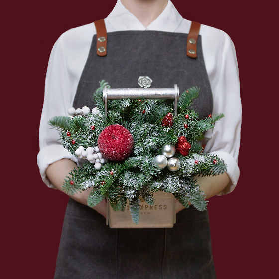 заказать букет Серебряный ящик с яблоком