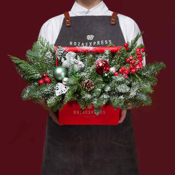 заказать букет Красный ящик с кроликом и подарком