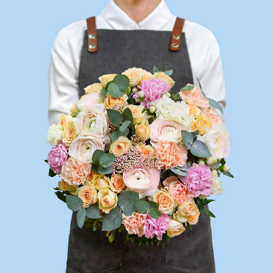 заказать букет Ранункулюс Ханой и гвоздики