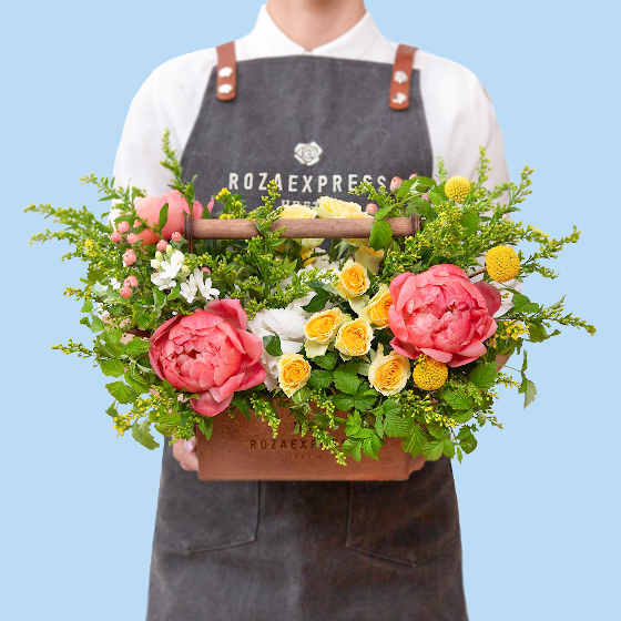 заказать букет Ящик с пионами Корал шарм