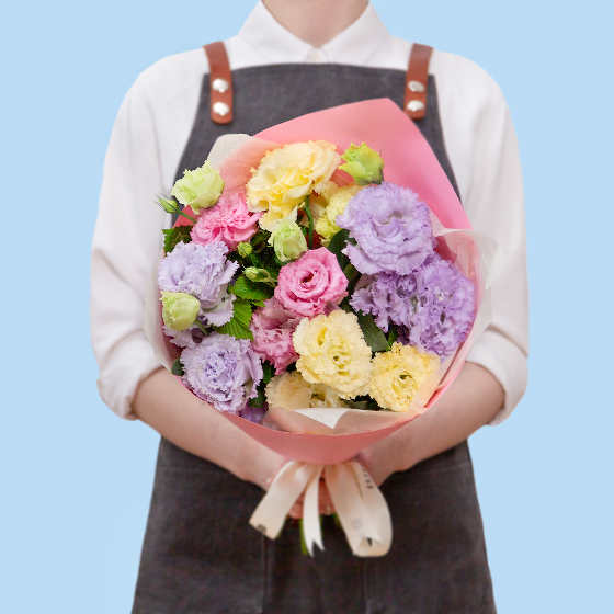 заказать букет Лиловая эустома и малина