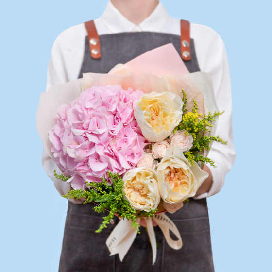 заказать букет Розовая гортензия и розы Евгения