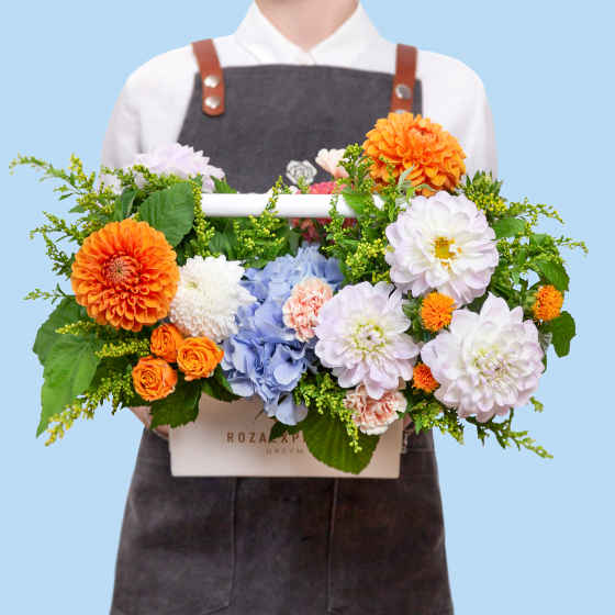 заказать букет Ящик с голубой гортензией и георгинами