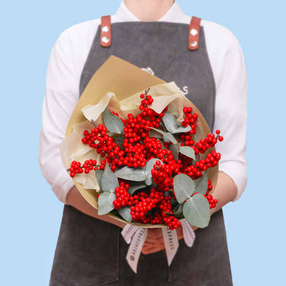 заказать букет Красный илекс и эвкалипт