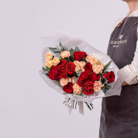 заказать букет Розы Ред Наоми и гвоздики