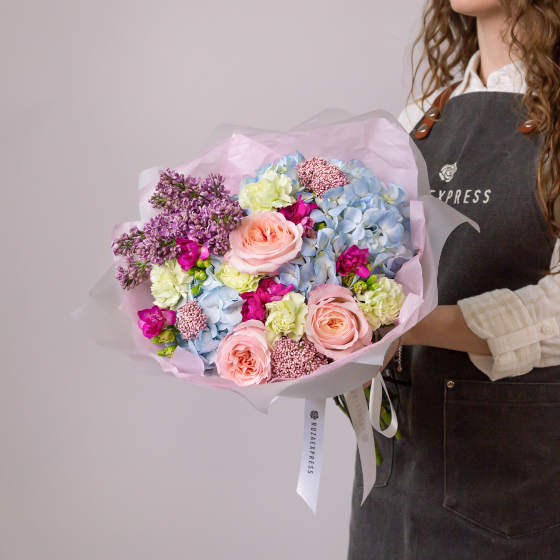 заказать букет Голубая гортензия и фрезия фуксия