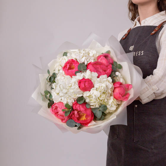 заказать букет Белая гортензия и пионы Корал Шарм