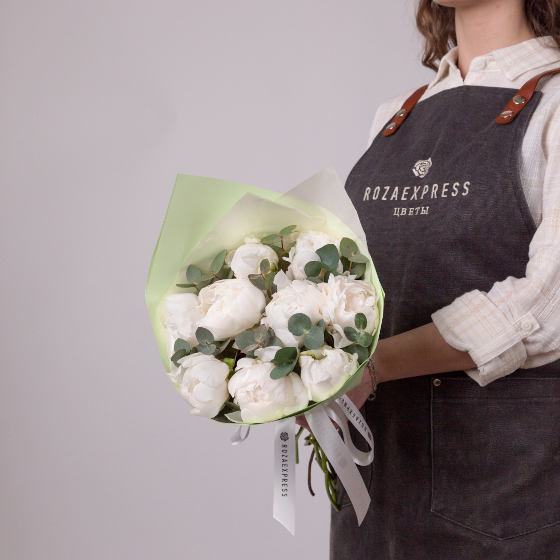 заказать букет Белые пионы и эвкалипт