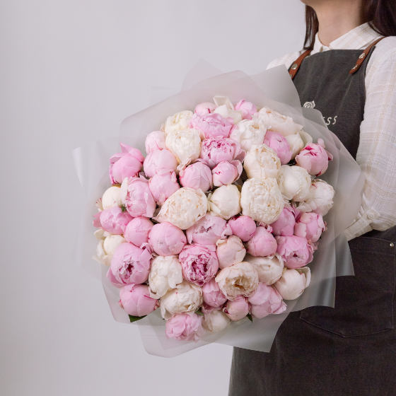 заказать букет Розовые и белые пионы