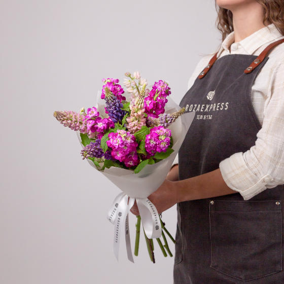 заказать букет Малиновая маттиола и люпин