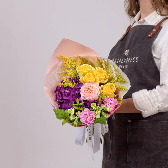 заказать букет Кустовая роза Еллоу Баблз и пурпурная гортензия