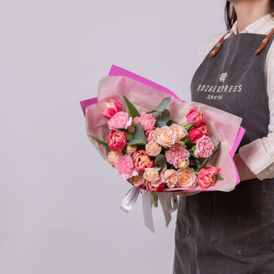 заказать букет Розовая гвоздика и тюльпаны